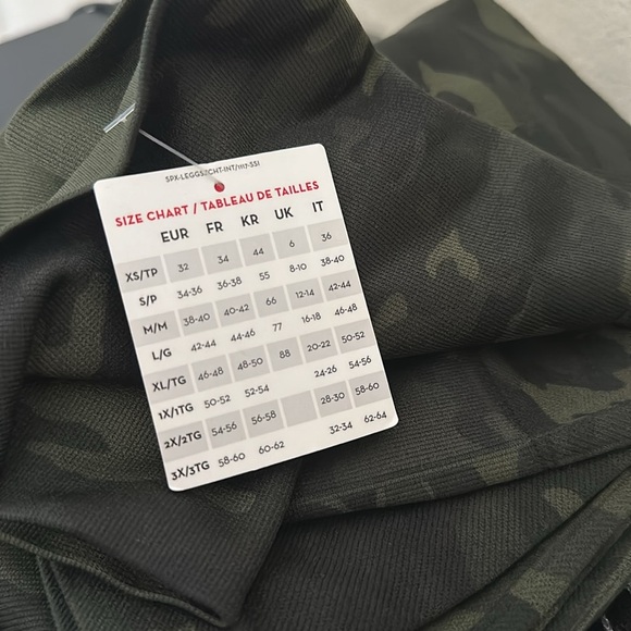 NWT SPANX Look at Me Now Seamless High-Waisted Camo Leggings Green Women’s sz M - Picture 8 of 9